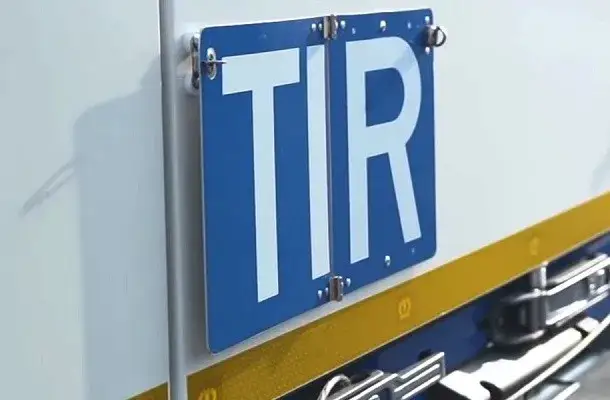 niebieska tabliczka TIR na ciężar&oacute;wce