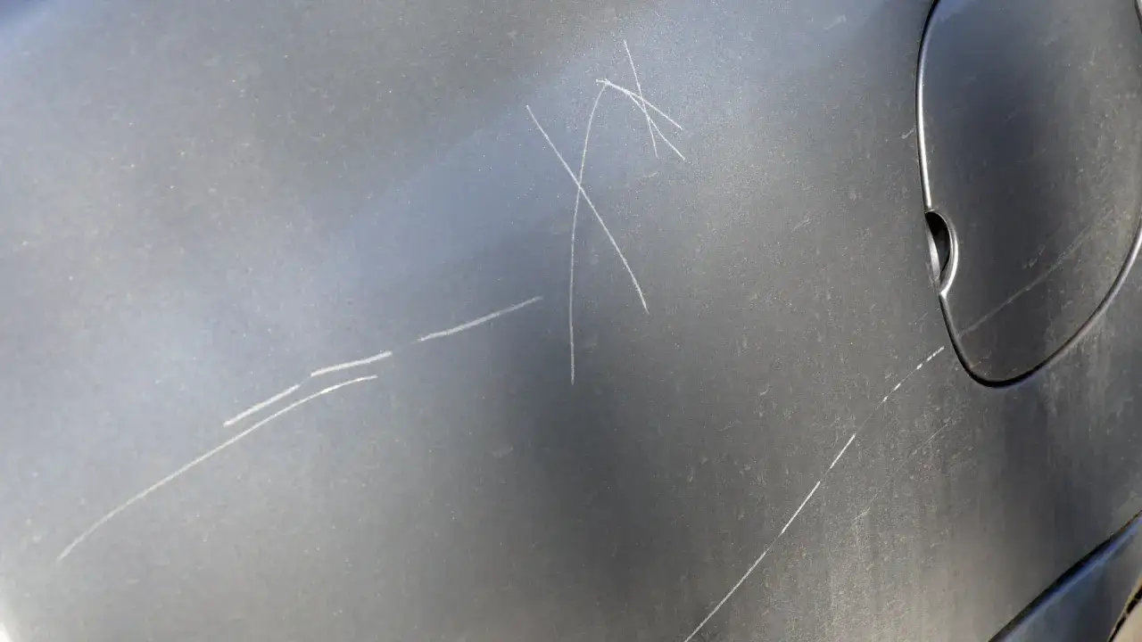 rodzaje rys na lakierze samochodowym