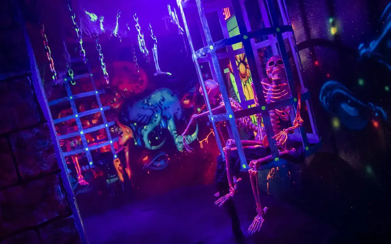 W klatce szkielety, w tle neonowe potwory. To miejsce budzi grozę, jakby trwało tu 28 dni grozy.