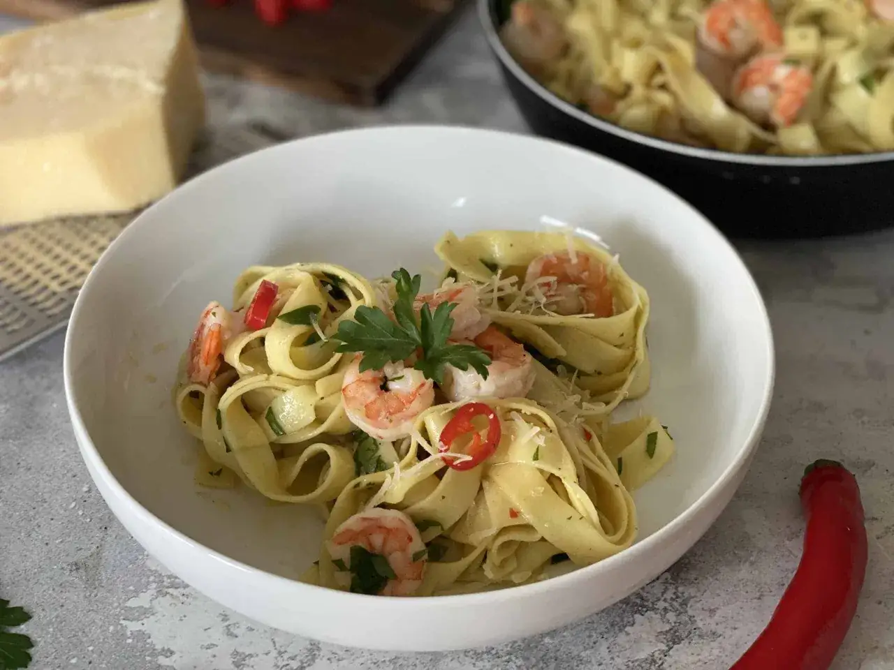 spaghetti aglio olio z krewetkami i pietruszką