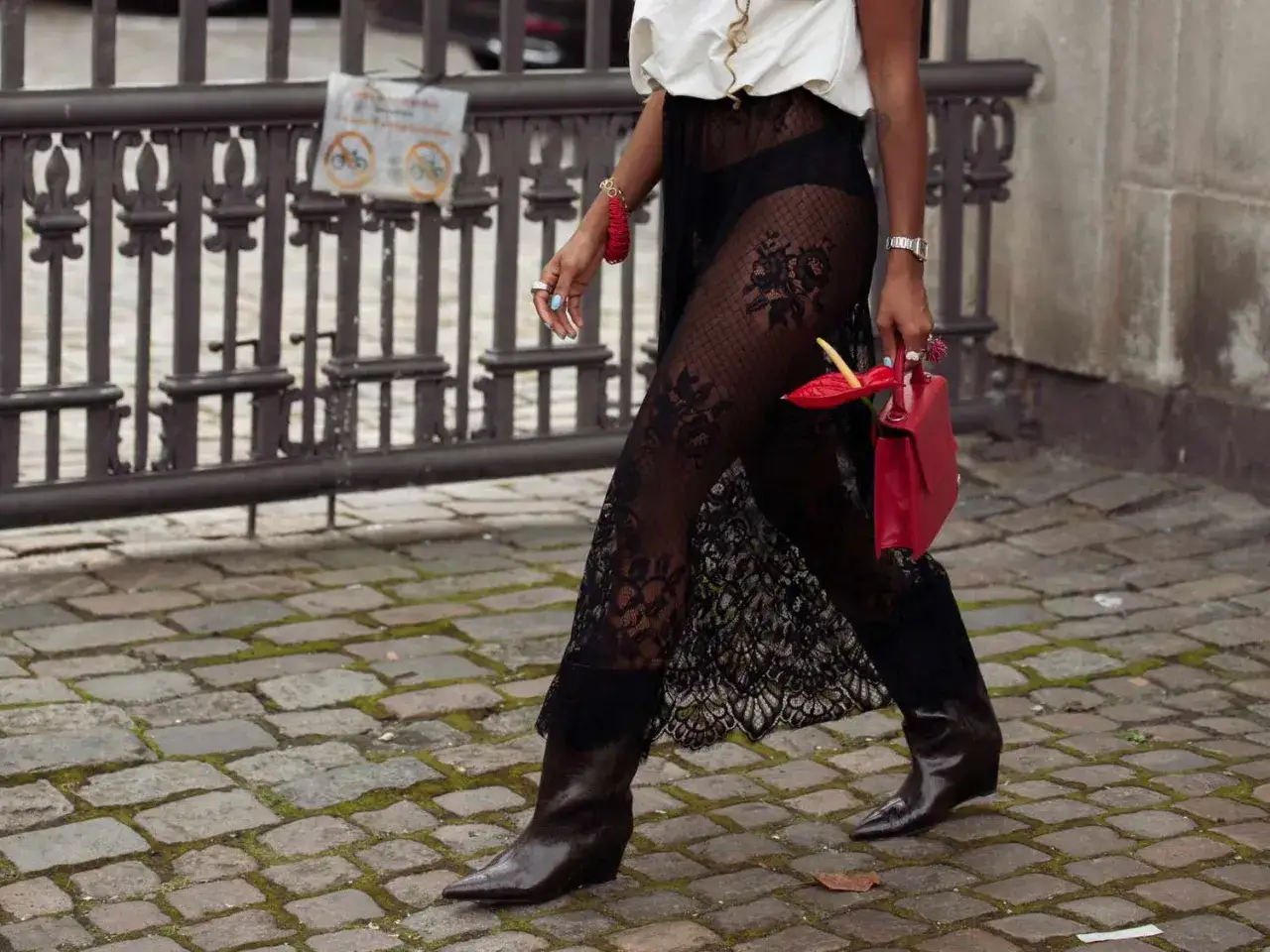 Kobieca stylizacja: czarne, koronkowe spodnie i zwiewna sukienka, do tego brązowe kozaki. Idealne buty do zwiewnej sukienki? Te!