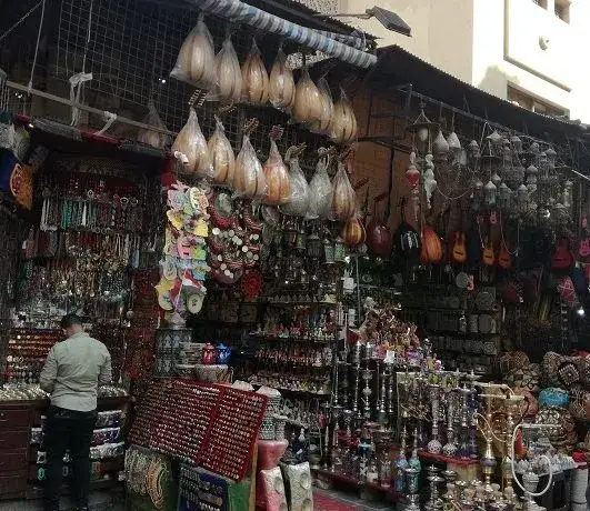 Zatłoczony bazar w Egipcie z ludźmi kupującymi pamiątki