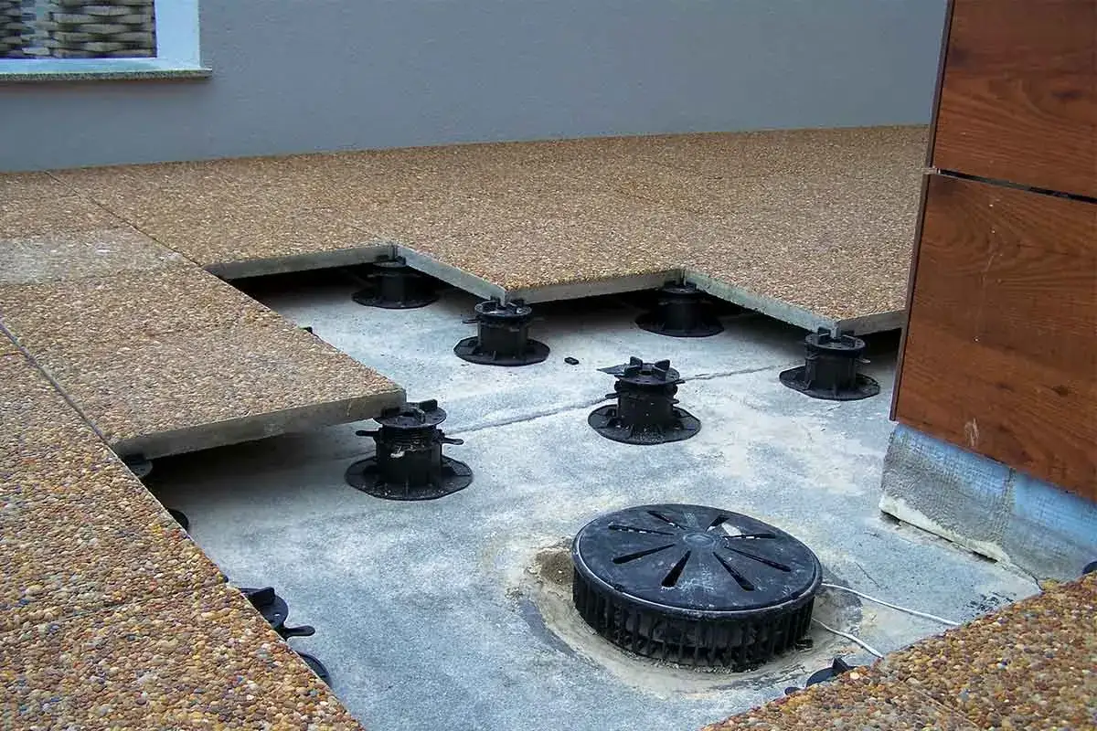 Przekr&oacute;j tarasu z wylewką spadkową