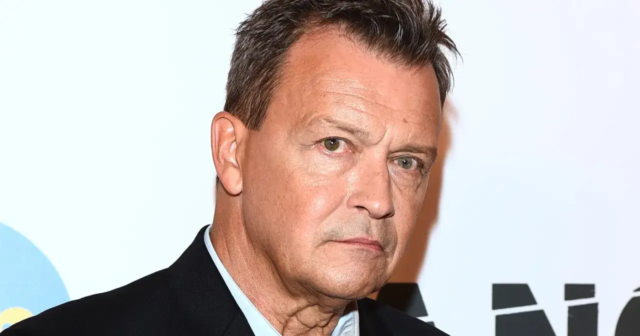 Portret Jana Frycza, aktora znanego z wielu filmów, seriali i programów.