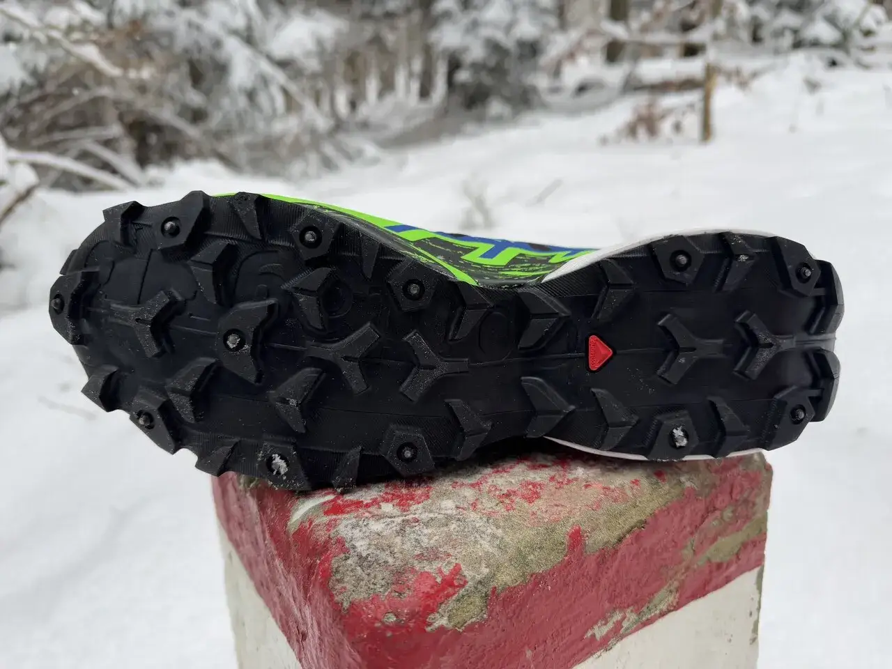 Podeszwa buta z kolcami, gotowa na zimowe wyzwania. Contagrip co to znaczy? To gwarancja przyczepności w trudnym terenie.
