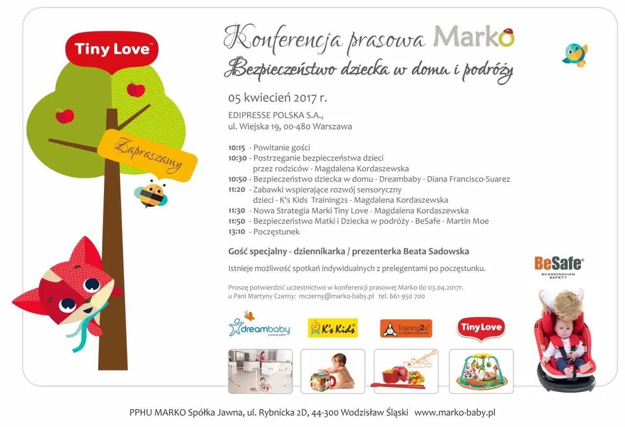 noworodek w foteliku samochodowym wychodzący z domu