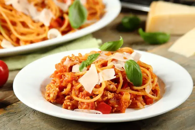 Zdrowe spaghetti z warzywami i chudym mięsem
