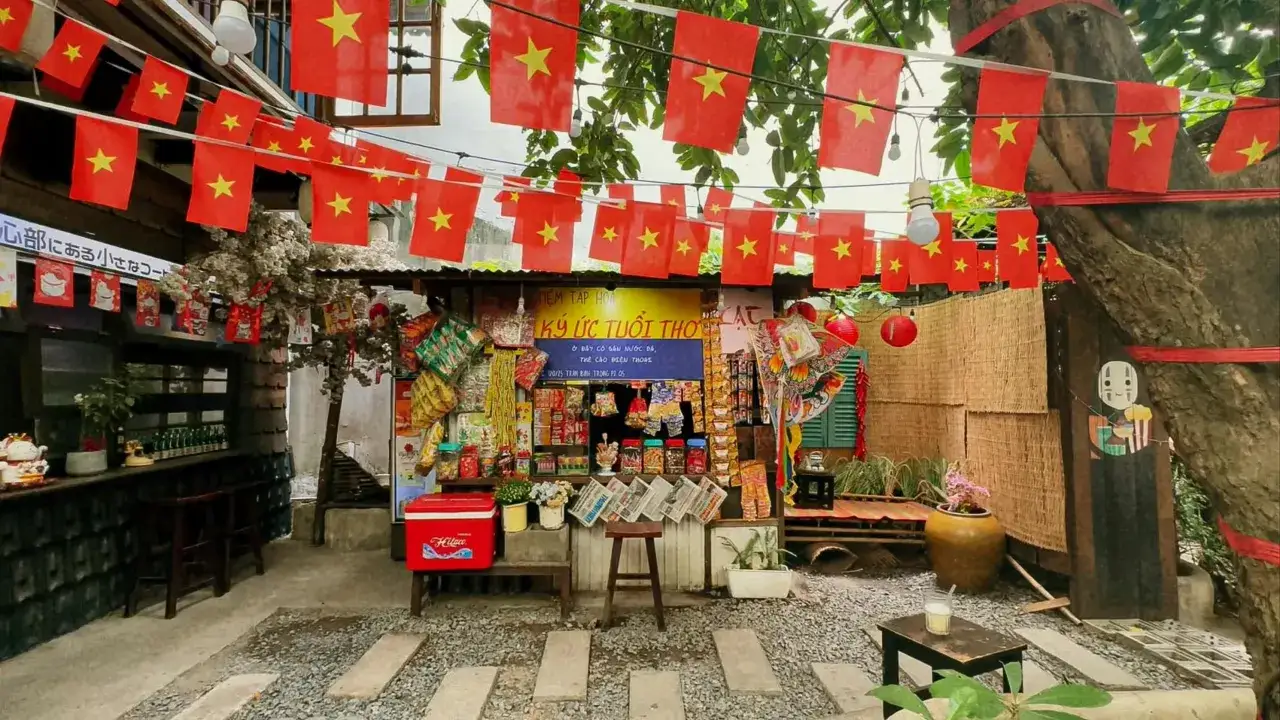 Wietnamski sklepik z pamiątkami i przekąskami, ozdobiony flagami. Idealne miejsce, by poczuć klimat i wybrać, co można przywieźć z Wietnamu.
