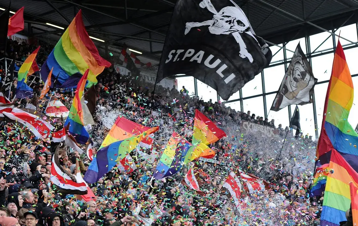 FC St. Pauli antyrasizm LGBTQ+ flagi tęczowe