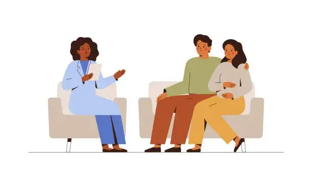 Kobieta w ciąży rozmawiająca z ginekologiem w gabinecie lekarskim