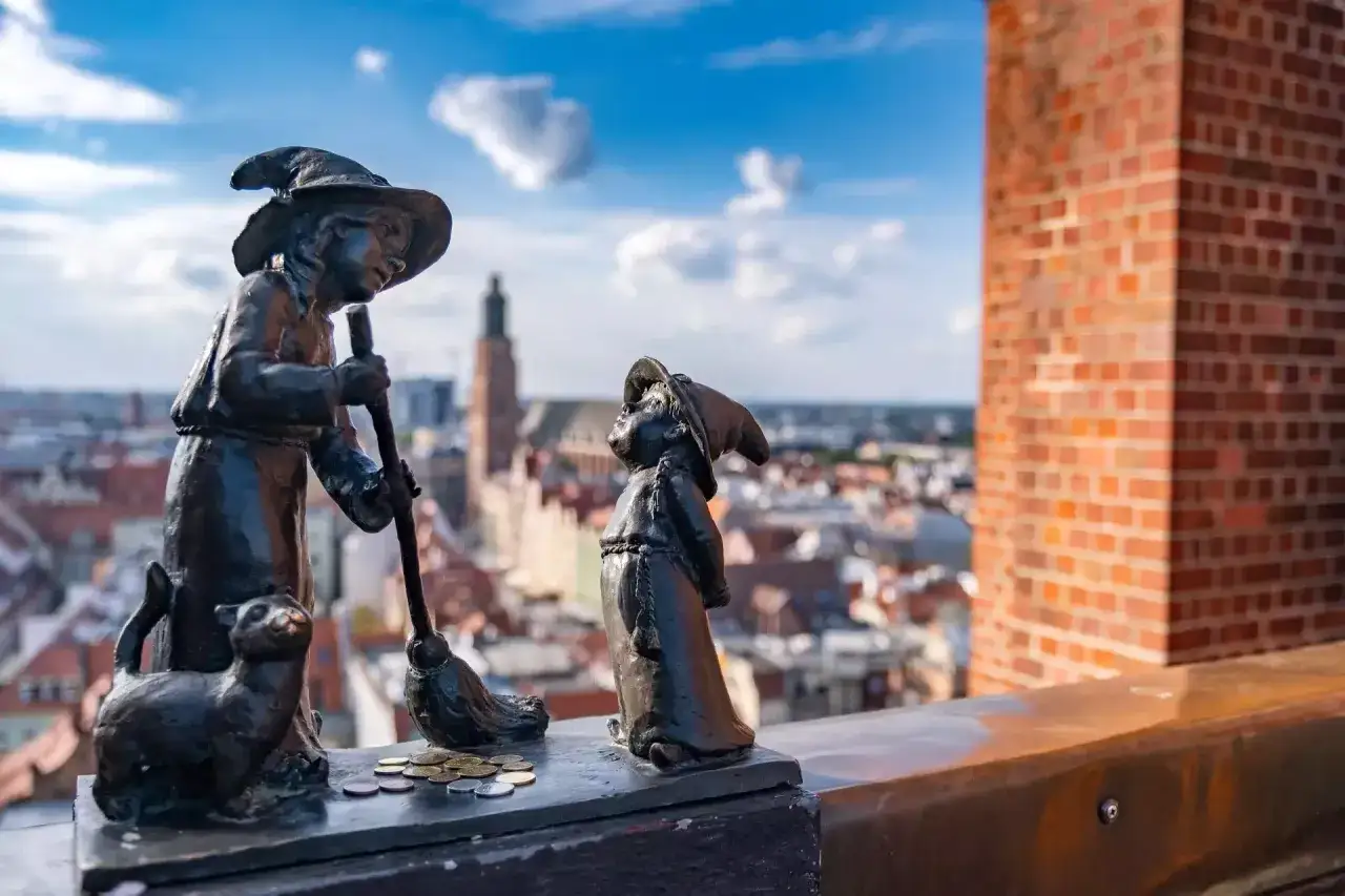 Figurki czarownic z kotem i miotłą, jak z bajki, czekają na zwiedzających w muzeum dla dzieci we Wrocławiu.