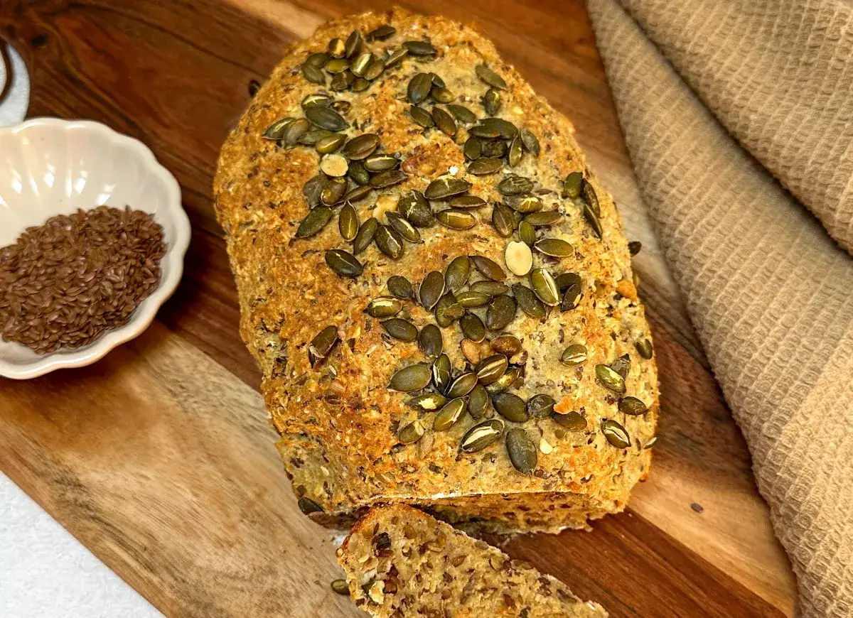 Pyszny chleb z pestkami dyni i siemieniem lnianym. Zastanawiasz się, ile chleba na 20 osób? Ten bochenek wystarczy na zdrowe śniadanie.