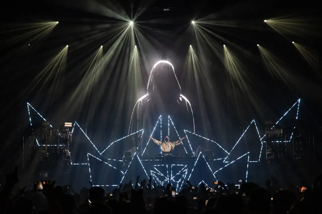 Alan Walker show wizualizacje pirotechnika