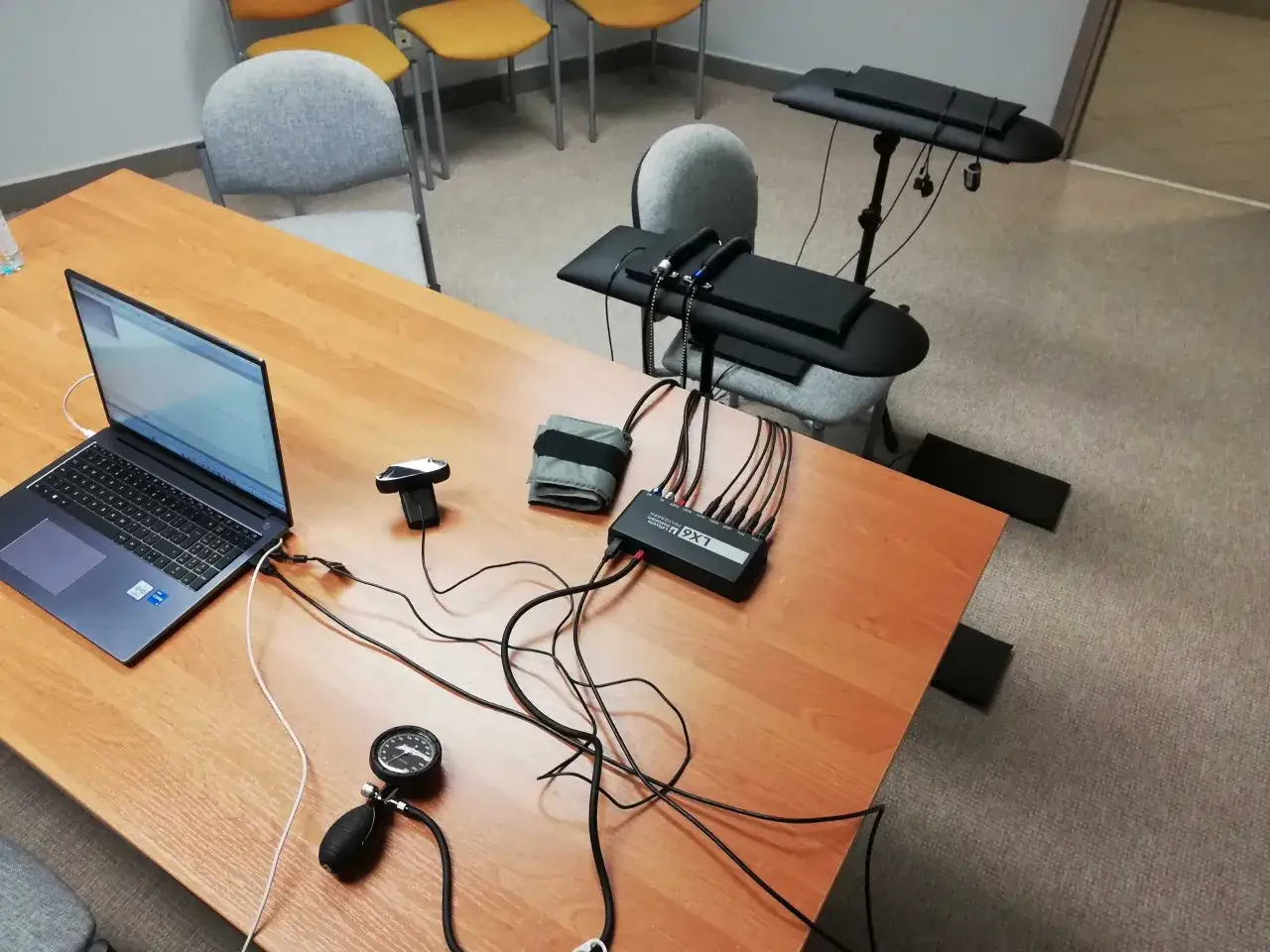 Wykrywacz kłamstw w Warszawie: poligraf, mankiet ciśnieniowy i laptop gotowe do badania.