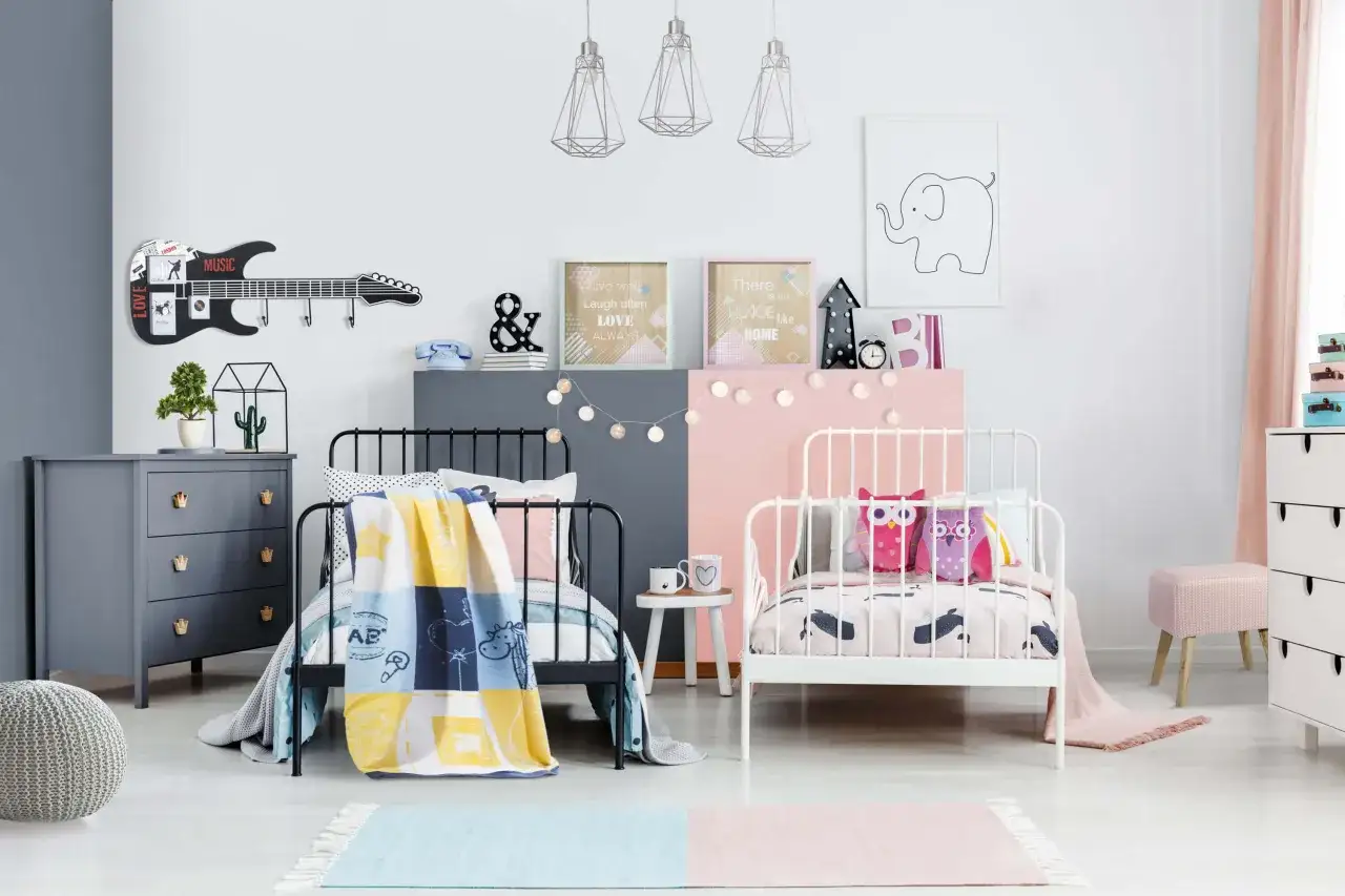 Pokój dla chłopca i dziewczynki z dwoma łóżkami, ozdobami w kształcie gitary i słoni, oraz kolorowymi akcentami.