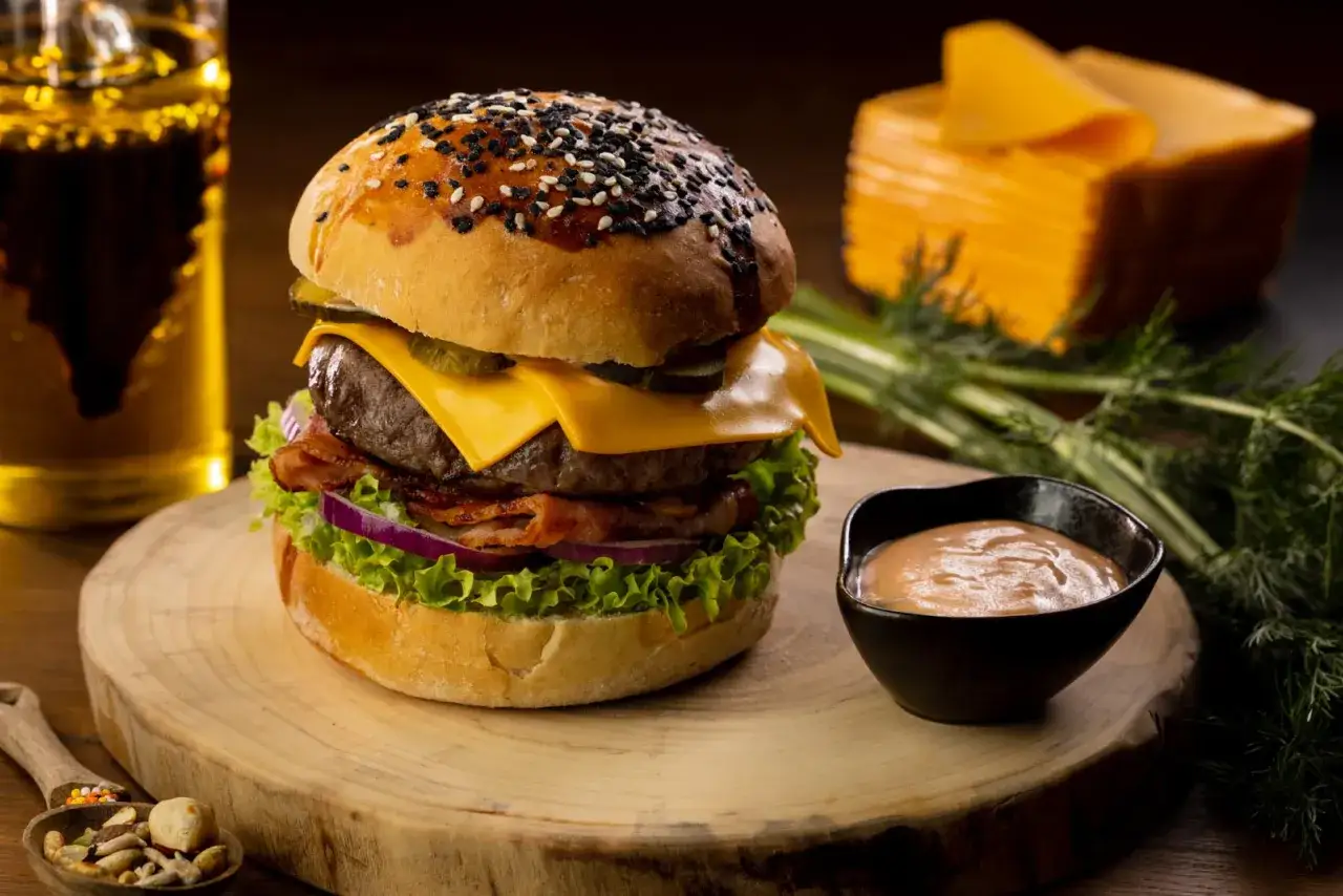 klasyczny burger z serem i bekonem
