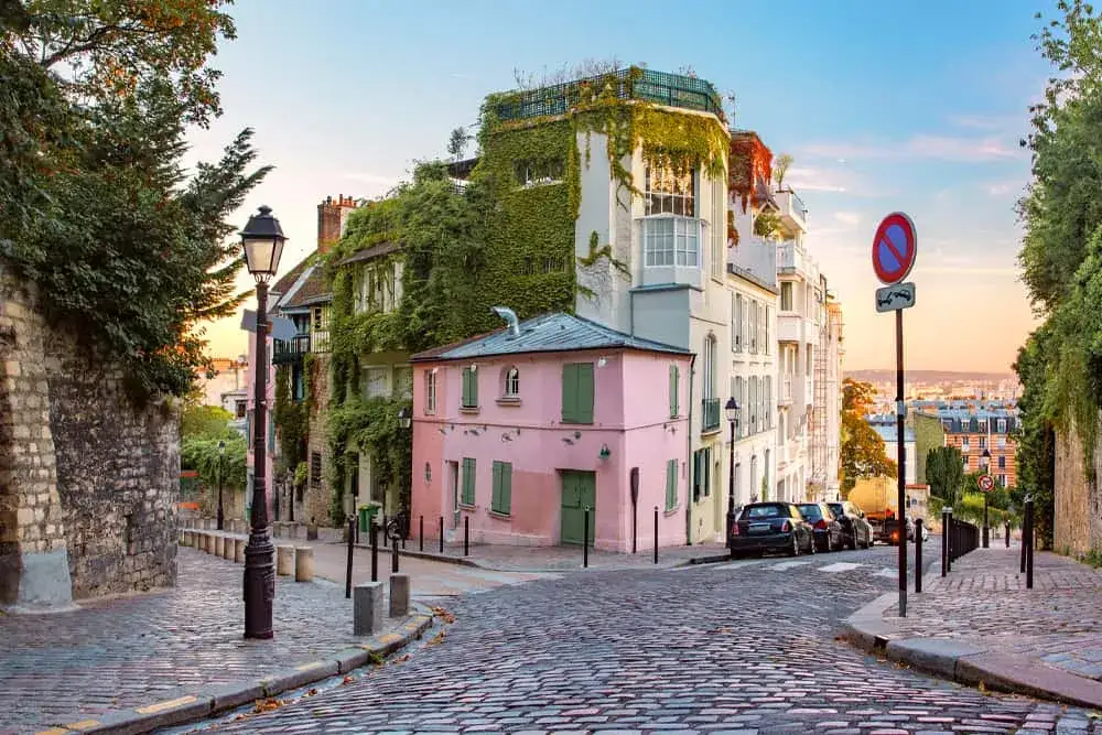 Urokliwe uliczki Montmartre Paryż