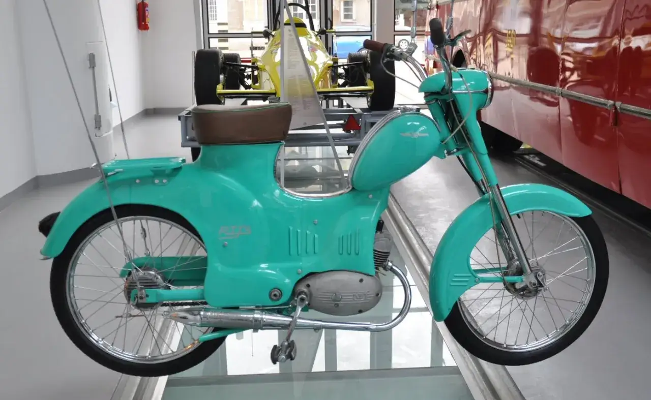 Motorower na drodze z tablicą rejestracyjną