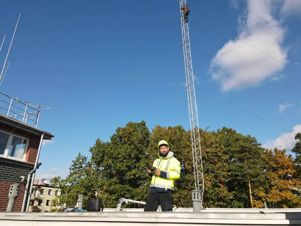 Technicy na maszcie antenowym przegląd techniczny