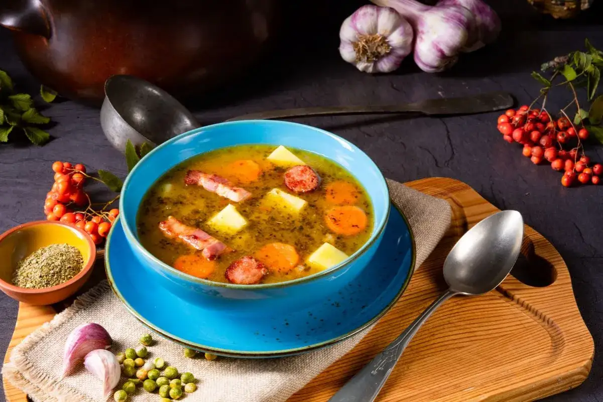 Aksamitna grochówka wojskowa z boczkiem i kiełbasą, czy może sycąca zupa soczewicowa? Ta aromatyczna zupa z pewnością rozgrzeje.