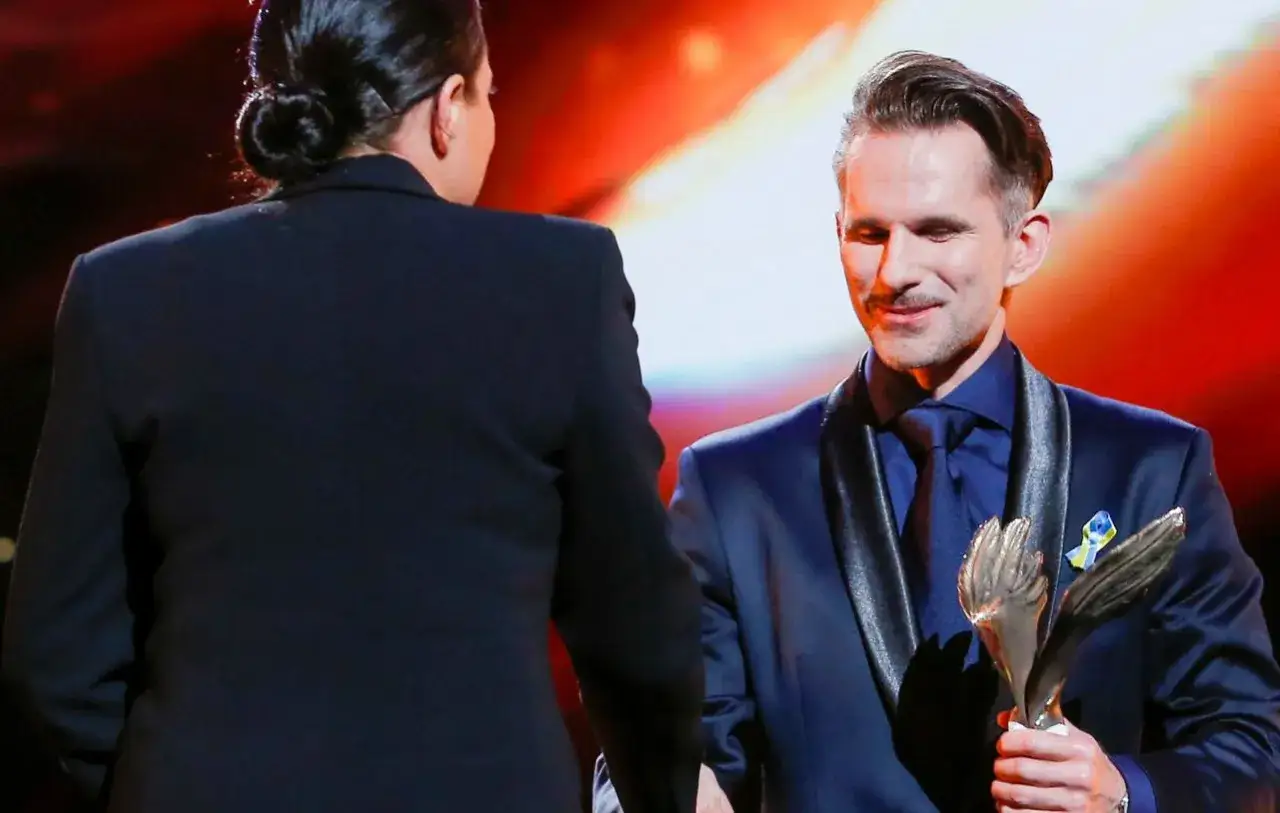 Aktor odbiera nagrodę, zastanawiając się, ile zarabia aktor za dzień zdjęciowy.