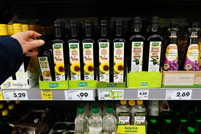 różne butelki olejów roślinnych z etykietami
