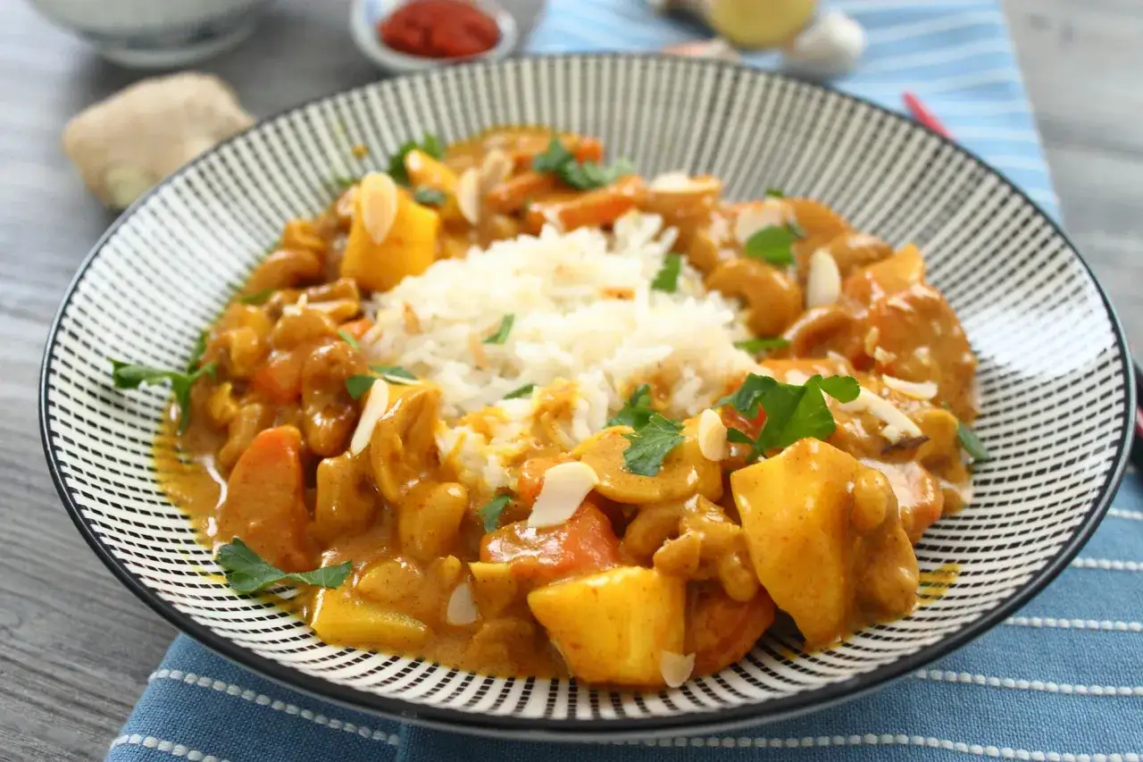 Pyszne curry z warzywami i ryżem, idealne co na obiad bez mięsa. Posypane płatkami migdałów i natką pietruszki.
