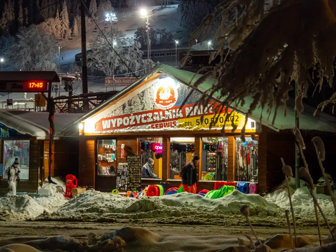 Wypożyczalnia sprzętu narciarskiego w Zieleńcu nocą. Sprawdź, ile kosztuje wypożyczenie sprzętu narciarskiego w Zieleńcu, by cieszyć się zimową zabawą.