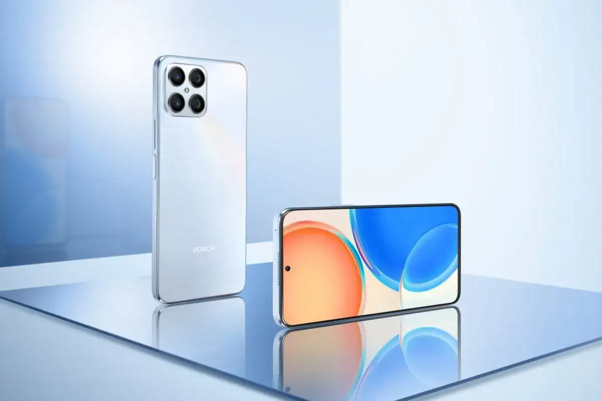 Dwa eleganckie telefony z czystym Androidem, jeden pionowo z aparatem, drugi poziomo z kolorową tapetą.