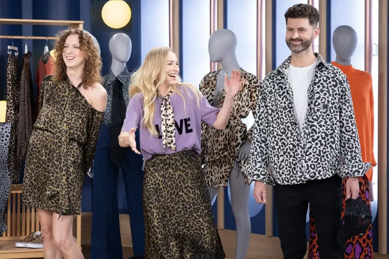 Kobiety i mężczyzna w panterkę. Czy panterka pogrubia? Stylistka w sukience i spódnicy, mężczyzna w koszuli.