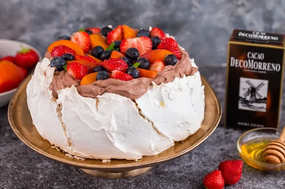 Eleganckie desery beza pavlova i fondant czekoladowy