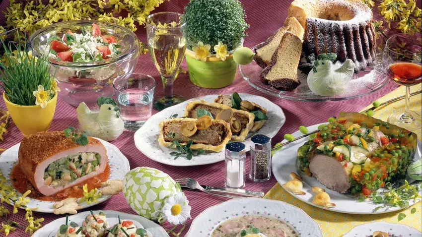 Tradycyjny polski obiad urodzinowy stół
