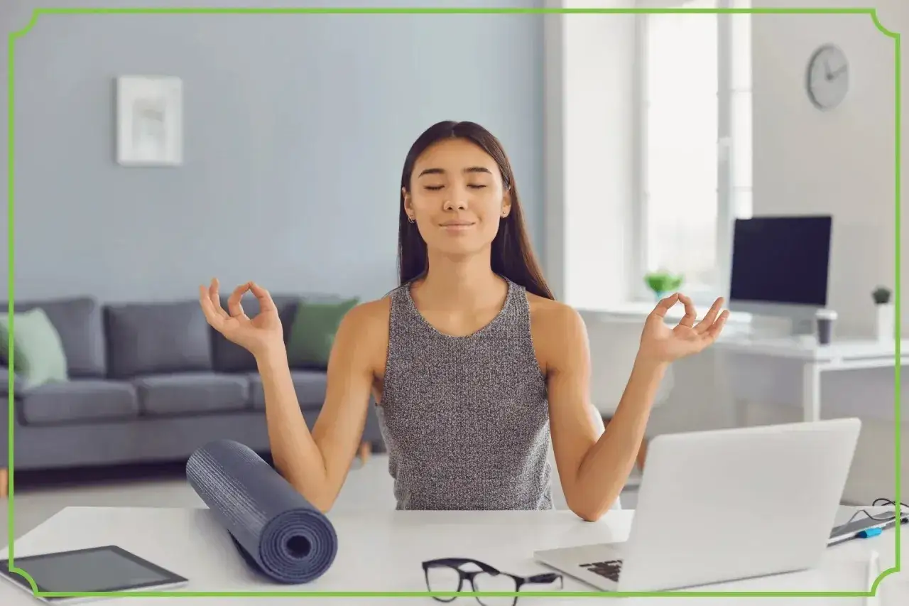 osoba zmęczona pracą przed komputerem, work-life balance