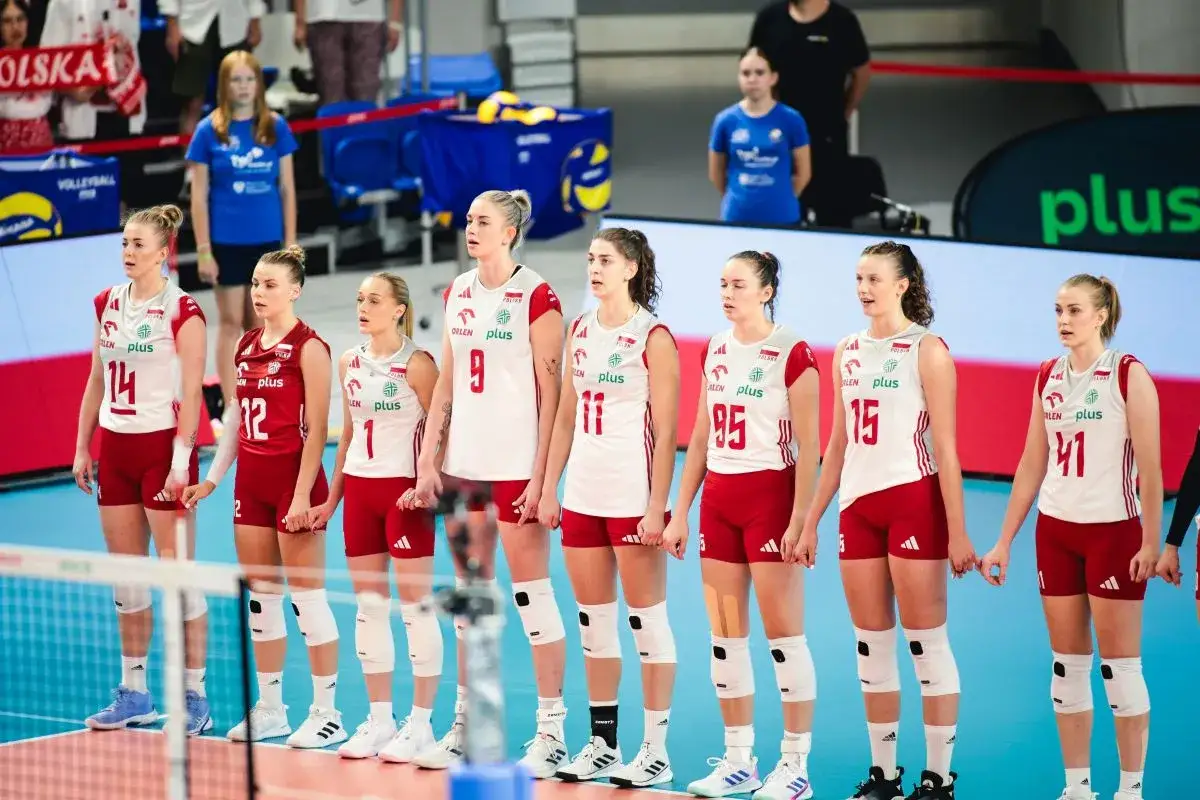 Siatkarki Polski w białych strojach z numerami 1, 9, 11, 95, 15, 41 i w czerwonym 12 czekają na mecz. Ich forma może wpłynąć na ligę narodów siatkarek tabelę.