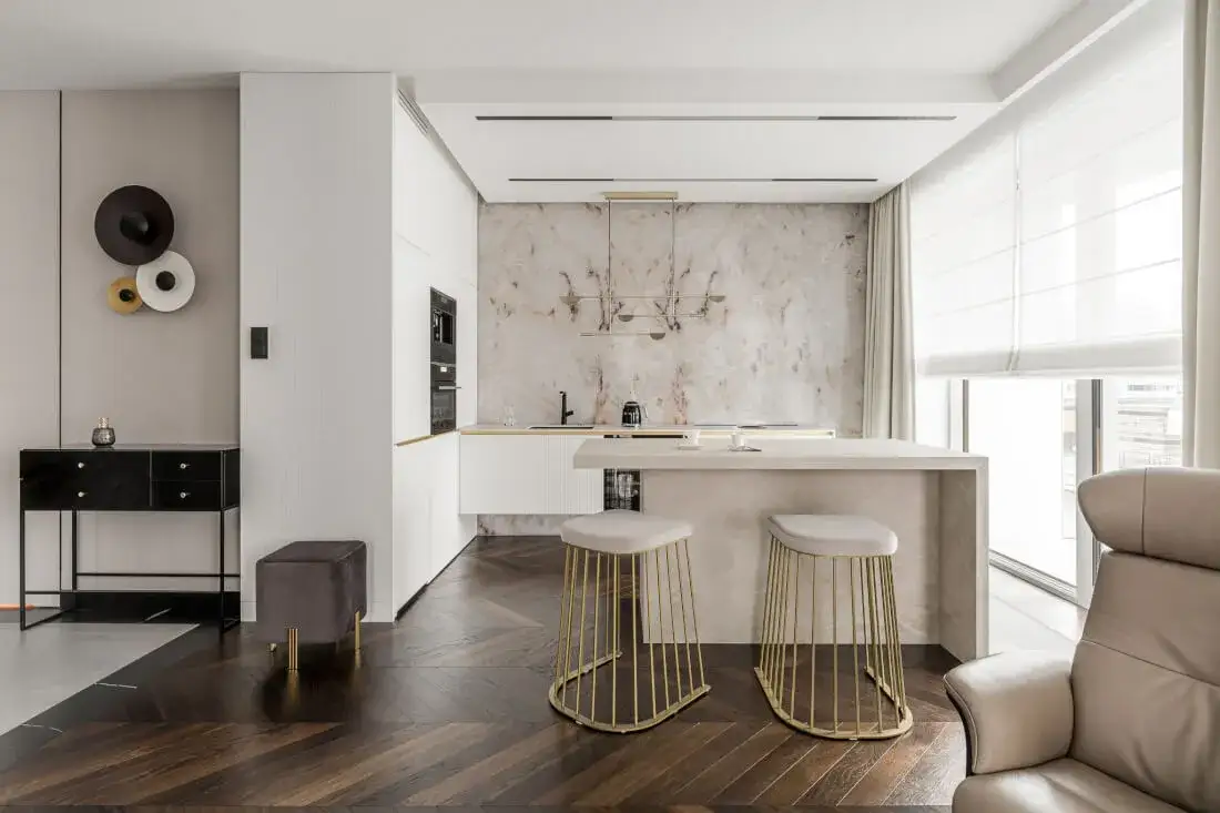 ciemna podłoga aranżacje jasne ściany