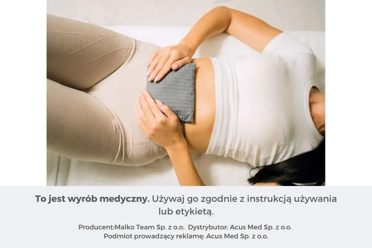 Kobieta z fizjoterapeutą stosuje okład na brzuch. To wyr&oacute;b medyczny, z czym do fizjoterapeuty.