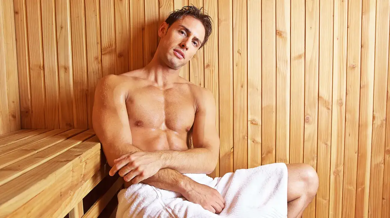 osoba relaksująca się w saunie po treningu