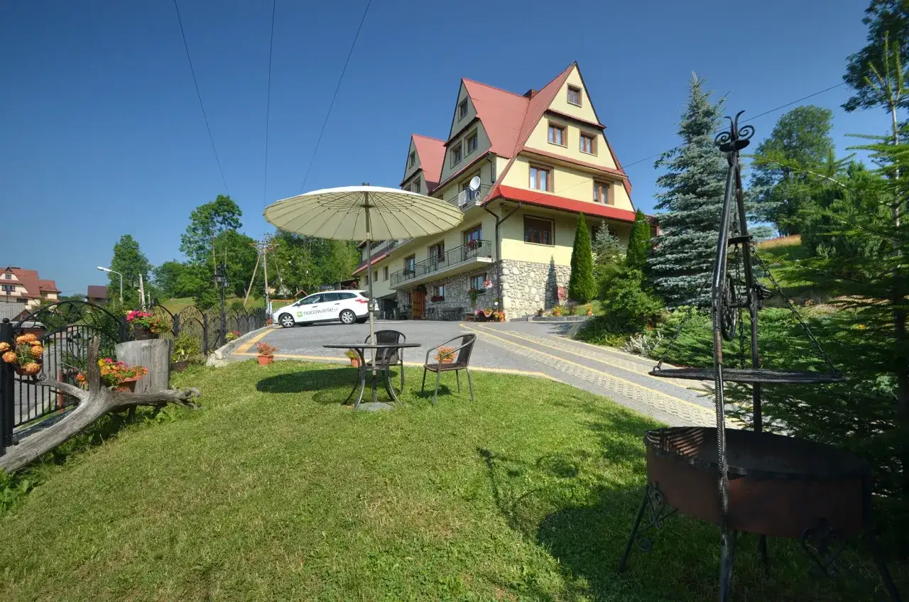 Dom w Bukowinie Tatrzańskiej z grillem i stolikiem na zewnątrz. Idealne miejsce na wypoczynek.