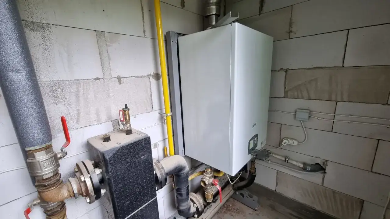 Nowy kocioł gazowy Ferroli, gotowy do podłączenia. W razie problemów, serwis Ferroli kontakt jest łatwy.