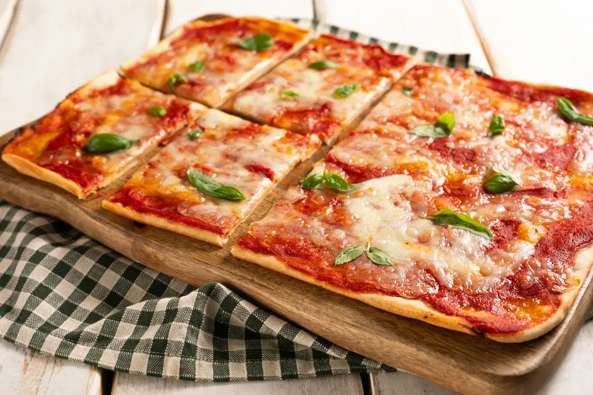 Pizza croustillante sans levure cuite