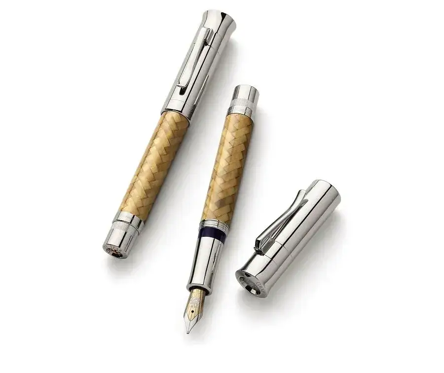 eleganckie pi&oacute;ro wieczne na ozdobnym papierze