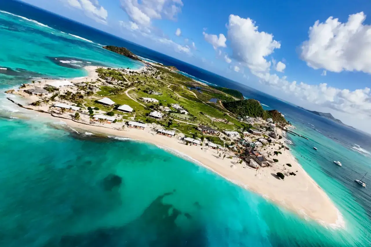 Idealne miejsce na rejs po Karaibach: białe plaże, turkusowa woda i urocze domki.