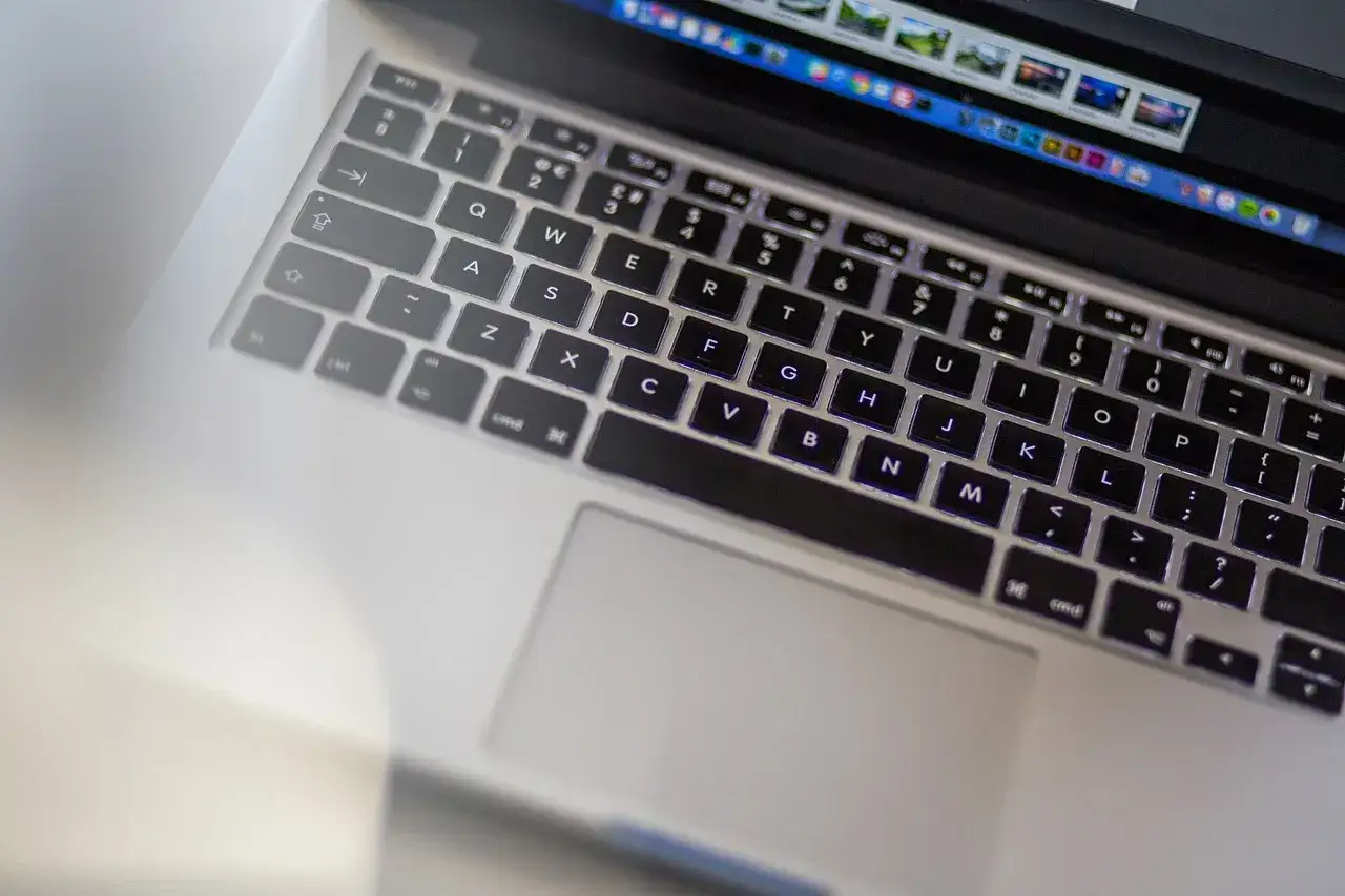 Klawiatura laptopa z podświetlanymi klawiszami. Szukasz odpowiedzi, jaka przeglądarka najmniej obciąża komputer?