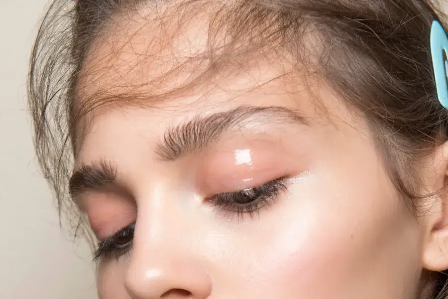 makijaż z efektem mokrej powieki