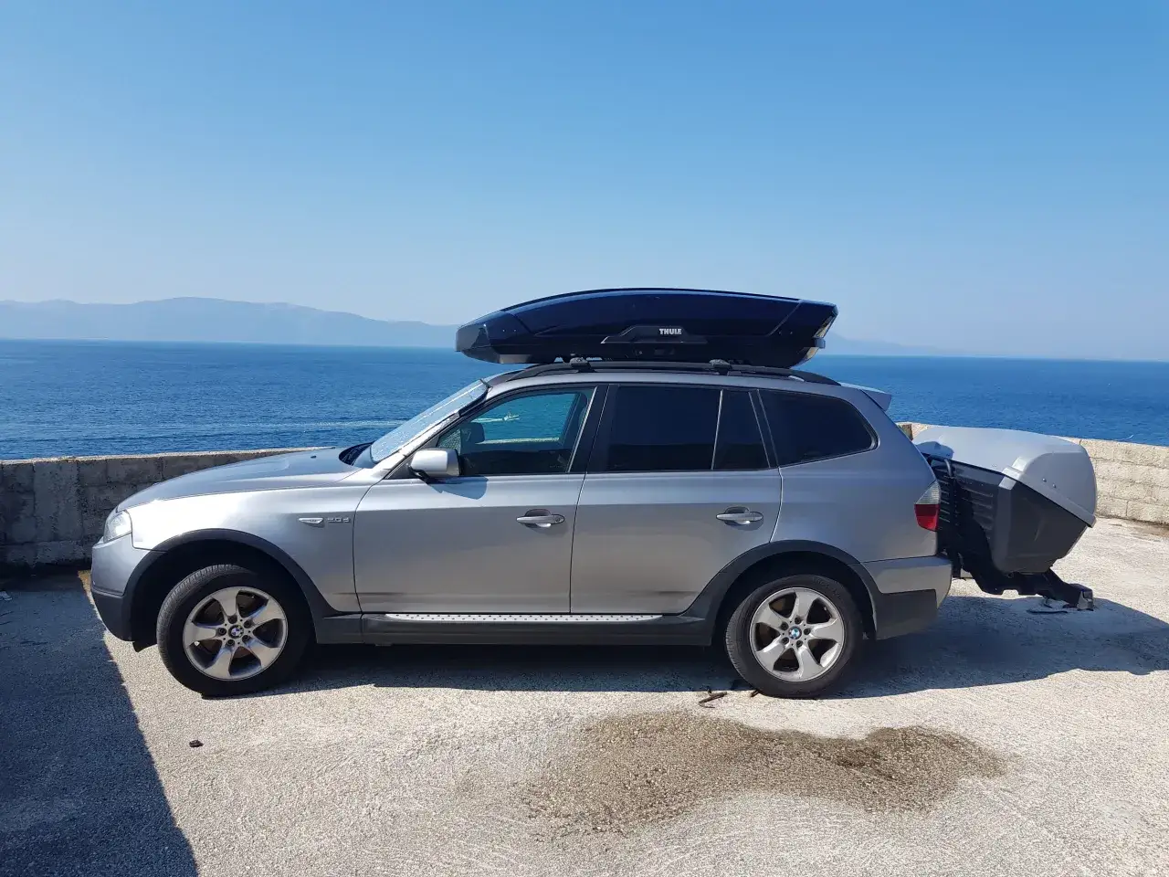 Materac na dachu samochodu prawidłowe mocowanie