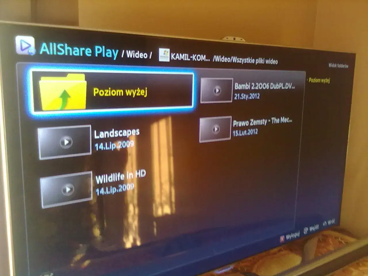 Interfejs AllShare Play na telewizorze Samsung Smart TV. Widok folderów z plikami wideo, np. 
