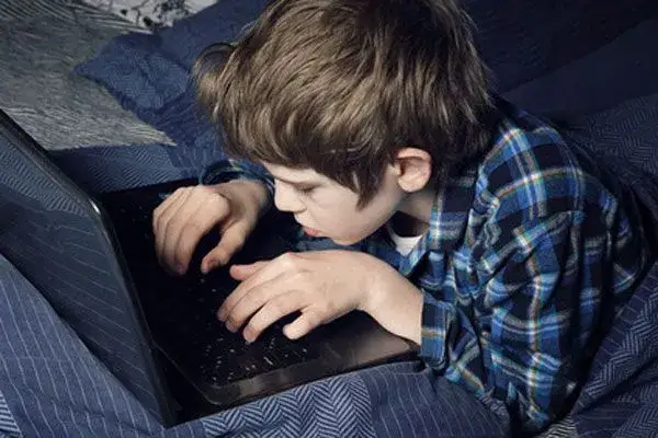 dziecko zamyślone przed komputerem, smutne, uzależnienie