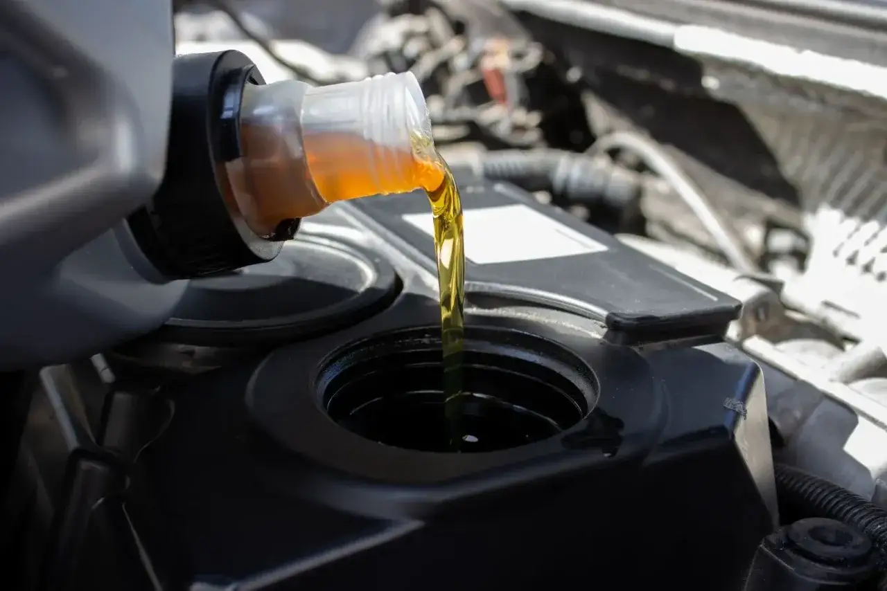 Nalewanie oleju do silnika diesla. Uważaj, by nie przesadzić, bo skutki jazdy ze zbyt wysokim poziomem oleju w dieslu mogą być kosztowne.