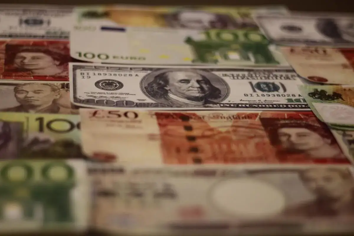 Różne waluty świata: dolar amerykański, euro, funt brytyjski i inne. Jaka to waluta? To bogactwo możliwości!
