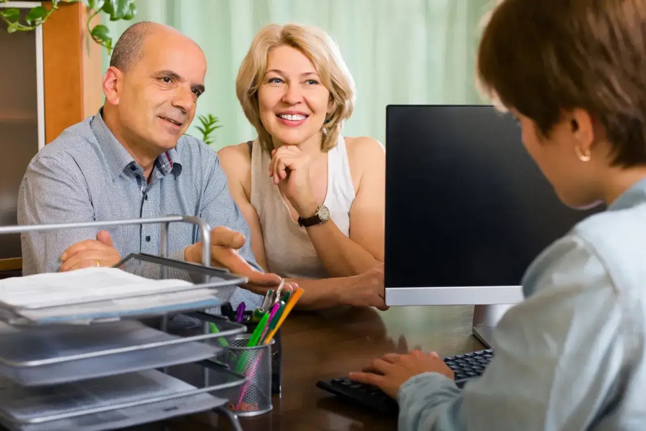 Para omawia z urzędniczką akt notarialny na jednego z małżonków.